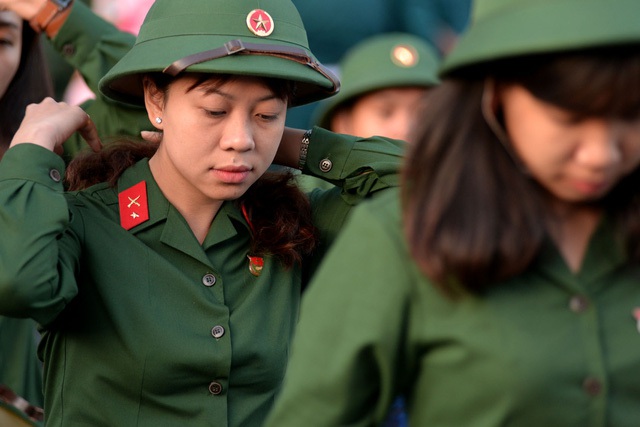 Nữ tân binh Chung Thị Cẩm Hồng (24 tuổi, ngụ Bình Chánh) cột lại mái tóc gọn gàng trong ngày lễ giao nhận quân.