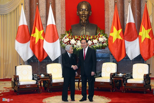 
Cuộc hội đ&agrave;m giữa Chủ tịch nước Trần Đại Quang v&agrave; Nh&agrave; vua Nhật Bản diễn ra sau đ&oacute;. Nh&agrave; vua Akihito b&agrave;y tỏ sự vui mừng khi c&oacute; cơ hội thăm Việt Nam lần đầu ti&ecirc;n v&agrave; nhấn mạnh mối quan hệ hữu nghị giữa hai quốc gia.
