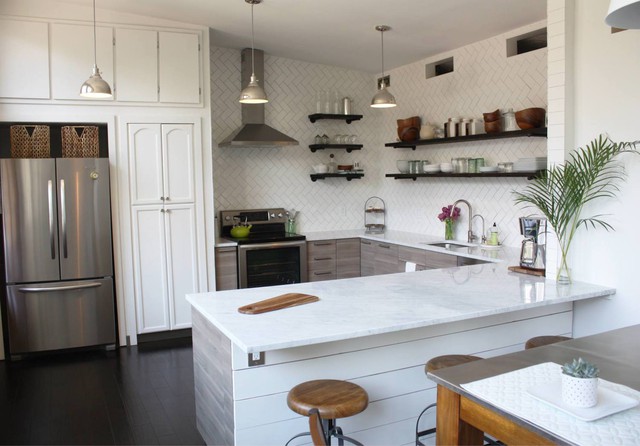Nội thất được thay lại với tone màu trắng chủ đạo, phần giữa bếp được tu sửa để có thể đặt thêm một đảo bếp vào đây, cộng với những chiếc kệ mở đủ tạo nên một phòng bếp hiện đại và rộng rãi hơn rất nhiều.
