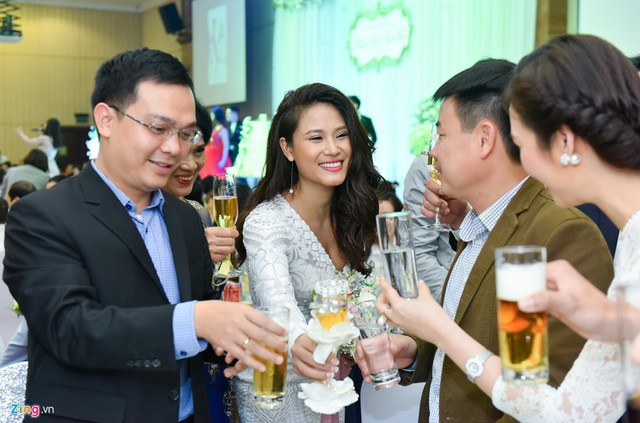 
Trước đ&oacute;, V&acirc;n Anh kết h&ocirc;n với người chồng đầu ti&ecirc;n v&agrave;o giữa năm 2013. C&ocirc; l&agrave; người sống k&iacute;n tiếng, gần như kh&ocirc;ng bao giờ chia sẻ chuyện c&aacute; nh&acirc;n tr&ecirc;n mặt b&aacute;o. M&atilde;i đến th&aacute;ng 10/2015, khi tham gia chương tr&igrave;nh Bữa trưa vui vẻ, người đẹp mới tiết lộ chuyện ly h&ocirc;n v&agrave; sống độc th&acirc;n được một thời gian.
