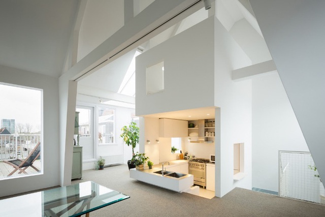 6. Kiểu bếp này rất phổ biến tại những căn hộ ở Hà Lan. Ngôi nhà dường như sáng hơn rất nhiều nhờ có căn bếp trắng làm trung tâm với hình dạng hình học có góc cạnh nổi bật.