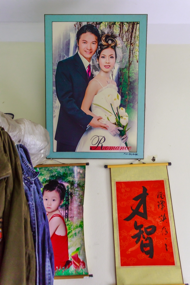 
Những bức ảnh gia đình chen chúc nhau trên bức tường hẹp trong căn phòng của 2 cô con gái.
