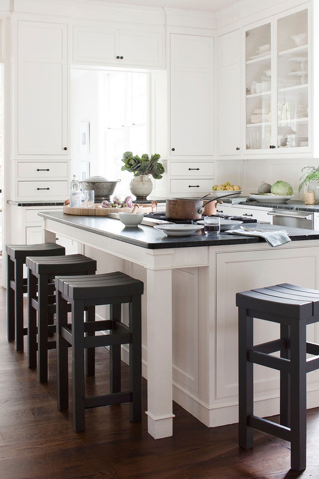 6. Những chiếc ghế đẩu tùy chỉnh và mặt đảo bếp màu đen với phần thân màu trắng khiến cho phòng bếp có cảm giác cao và thoáng hơn.