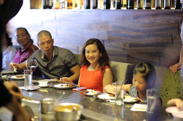 
Anh Thơ l&agrave; hậu phương vững chắc gi&uacute;p chồng gặt h&aacute;i được th&agrave;nh c&ocirc;ng trong cả sự nghiệp diễn xuất v&agrave; kinh doanh.
