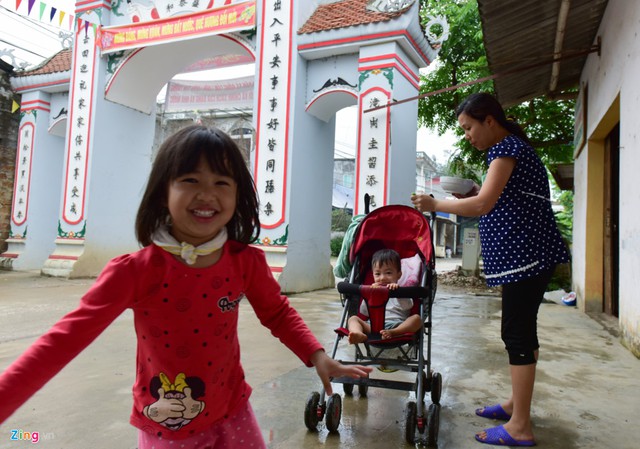 Cổng th&ocirc;n Ho&agrave;nh, nơi cao điểm canh giữ những ng&agrave;y trước, nay trở lại nhịp sống b&igrave;nh y&ecirc;n.