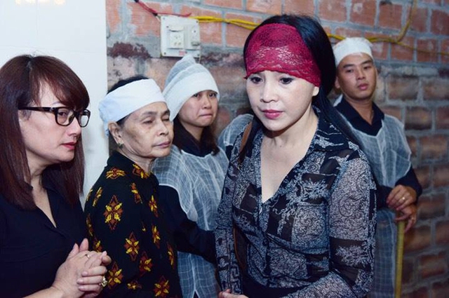 
NSND Hương Lan cũng đến san sẻ với gia đình diễn viên Đêm hội Long Trì.
