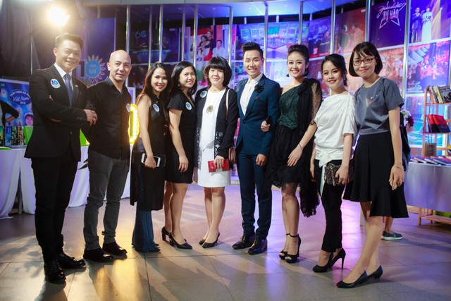 
Diễm Quỳnh, Quang Minh, Phí Linh và Nguyên Khang chụp ảnh kỷ niệm với một số thành viên của VTV6.

