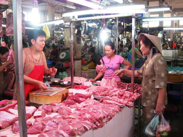 Hiện giá lợn tại chợ  ở Hà Nội cũng đang lao dốc nhanh chóng.