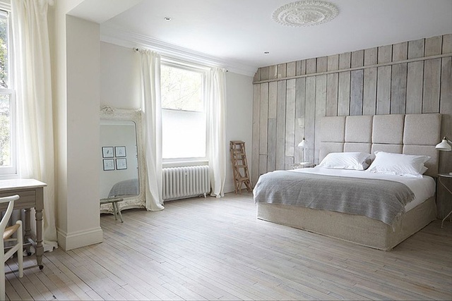 Phòng ngủ yên tĩnh với gam màu trắng và sử dụng gỗ tái chế gam màu trung tính.