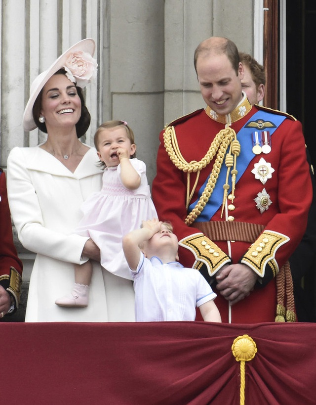 
Cả gia đình đứng ở ban công Điện Buckingham vào ngày 11/6/2016.
