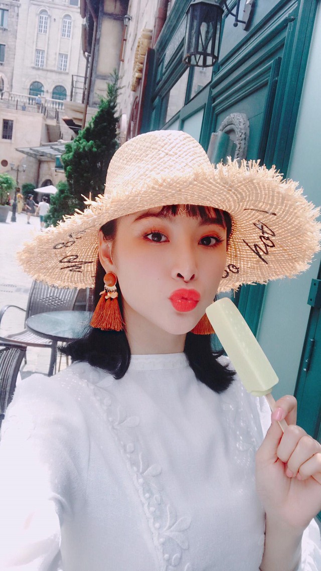 
Người đẹp cho biết khi tới Đ&agrave; Nẵng nh&igrave;n thấy m&oacute;n ăn n&agrave;o c&ocirc; cũng muốn ăn, thấy c&aacute;i g&igrave; cũng muốn thử. C&ocirc; c&ograve;n tự v&iacute; m&igrave;nh sắp trở th&agrave;nh heo mập xinh đẹp.
