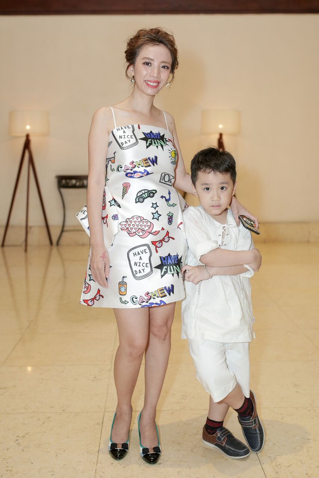 
Nghệ sĩ Thu Trang cũng dẫn theo con trai nhỏ Andy thu hút sự quan tâm của giới phóng viên ảnh.
