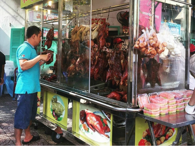 Nằm tại quận 5, nơi được mệnh danh là Chinatown của Sài Gòn, tập trung nhiều người Hoa sinh sống lâu đời, nên khu chợ cũng có một số món ăn Trung Quốc. Ảnh: kylerin