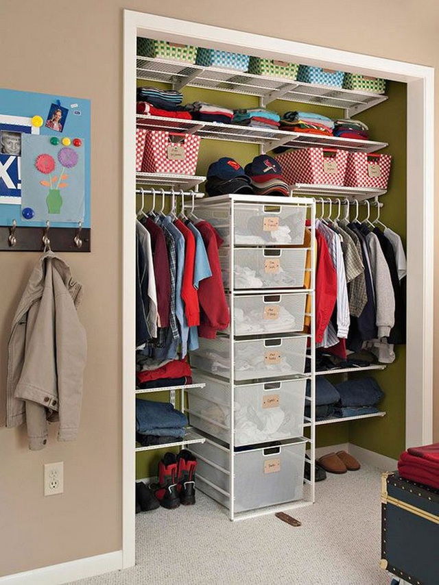 6. Các giỏ và ngăn kéo đều được gắn mác tên từng loại quần áo để bạn có thể dễ dàng tìm đồ khi cất đồ hay khi cần tìm đồ.