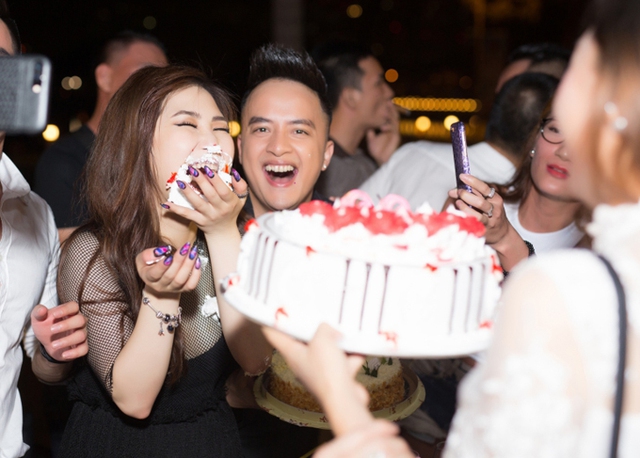 
Trong tiệc sinh nhật tuổi 22, nữ ca sĩ bị bạn bè trát bánh kem lên mặt.
