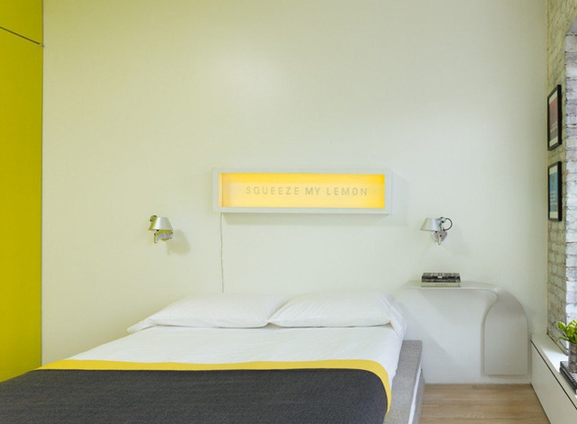 Vẫn là sắc màu vàng chanh phối hợp cùng màu trắng tinh khôi, phòng ngủ của bạn đem lại cảm giác không chỉ sạch thoáng mà còn vô cùng thơm mát, dễ chịu.