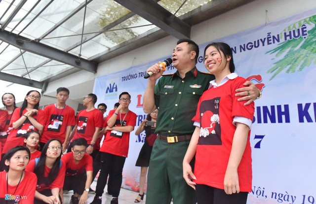 Sự xuất hiện bất ngờ của danh h&agrave;i Tự Long khiến buổi lễ th&ecirc;m s&ocirc;i động. Anh cho biết m&igrave;nh l&agrave; ch&uacute; của một học sinh khối 12 trong trường. Anh c&oacute; mặt để đ&aacute;p ứng niềm mong mỏi của ch&aacute;u m&igrave;nh, đồng thời chia sẻ những kỷ niệm về một thời học sinh.