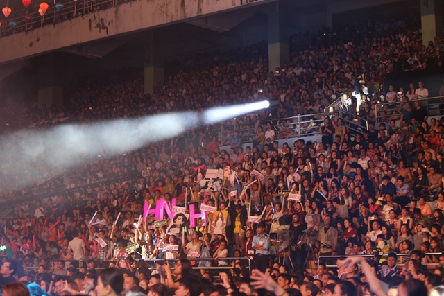 
Fanclub của Hồ Ngọc Hà hòa mình cùng 30.000 khán giả Đà Nẵng cổ vũ cô hết mình.
