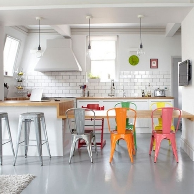 Nhiều khi, tất cả những gì bạn cần làm để mang đến sắc màu và sự độc đáo cho căn bếp của mình chỉ là một bộ ghế rực rỡ mà thôi. Rõ ràng bộ ghế 6 chiếc với tông màu nổi bật này để khiến cho khu bếp toàn màu trắng trở nên đáng yêu và tràn đầy cảm hứng.