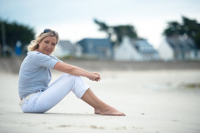
Chủ tịch đảng Mặt trận quốc gia Pháp Marine Le Pen chụp ảnh trên bãi biển ở La Trinite-sur-Mer, miền bắc Pháp.
