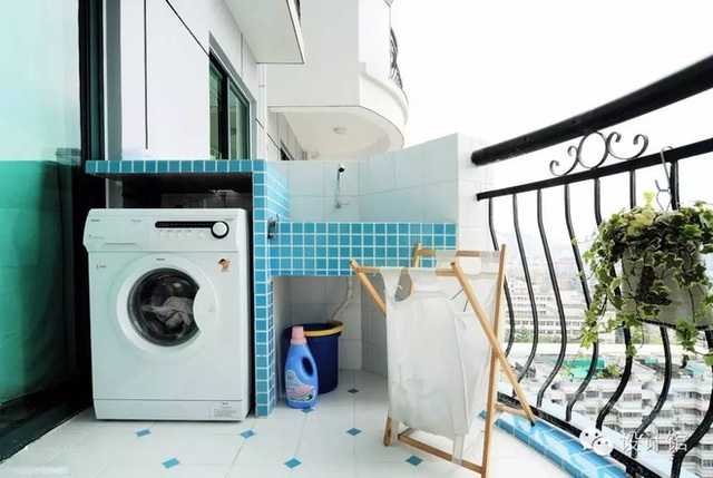 Đối với những ban công thiết kế mở thì việc bố trí khoang máy giặt lại càng cần thiết bởi nó sẽ giúp máy giặt bị ảnh hướng bởi mưa, nắng cũng như thời tiết khắc nghiệt ngoài trời.