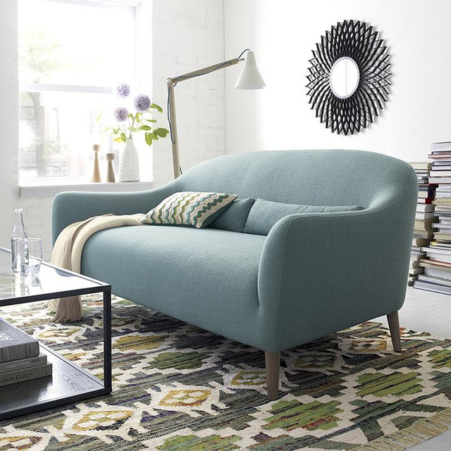 Chiếc sofa này là ví dụ hùng hồn nhất của việc thiết kế những đường vuốt tròn của tay vịn, tựa lưng sẽ giúp cho sofa trông gọn và đẹp hơn. Một điểm nữa cần chú ý chính là loại sofa hở chân thế này trong thanh thoát hơn kiểu sofa dạng khối kín chân.