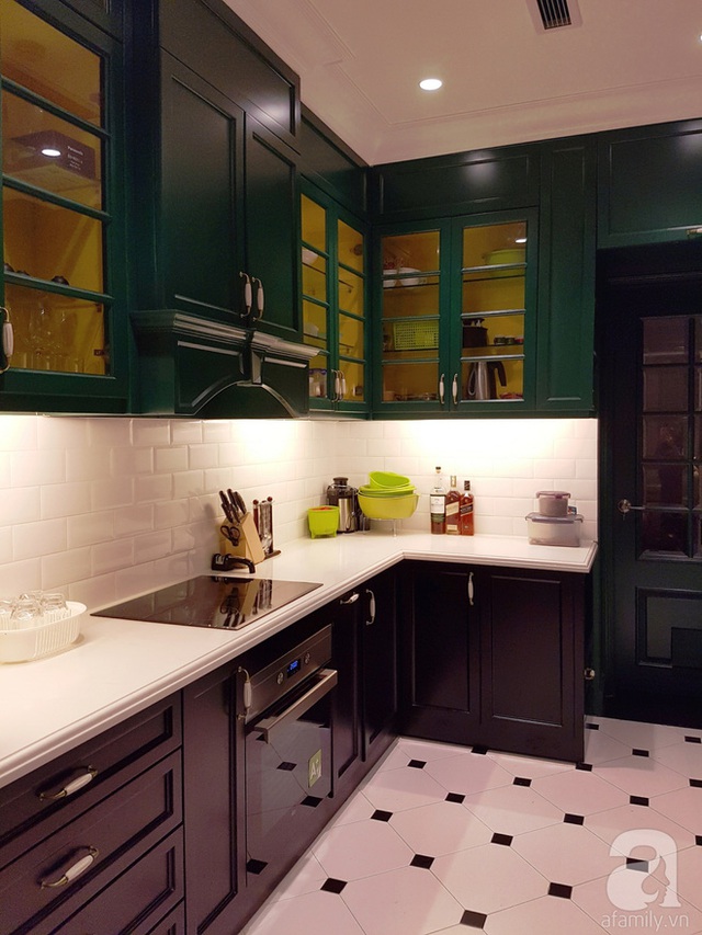 Tủ bếp được chọn hai tông màu trầm tạo vẻ đẹp sang trọng cho không gian.