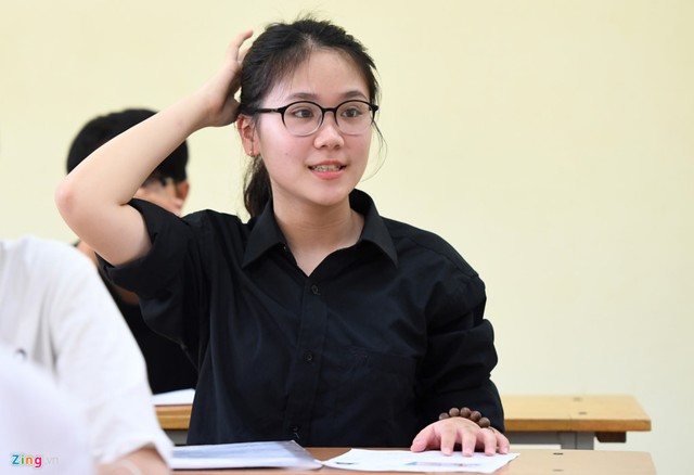 
Cũng dự thi tại điểm trường THPT Yên Hoà (quận Cầu Giấy, Hà Nội), Phạm Bùi Lan Anh gây ấn tượng với gương mặt sáng. Điểm tổng kết năm học lớp 12 của Lan Anh là 9,3. Ảnh: Tiến Tuấn.
