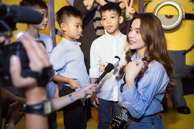 
Trong khi mẹ trả lời phỏng vấn, bé Subeo tinh nghịch lè lưỡi trêu phóng viên.
