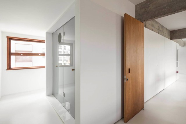 Toàn bộ không gian phòng khách ngăn cách với phòng ngủ qua một lớp cửa gỗ.