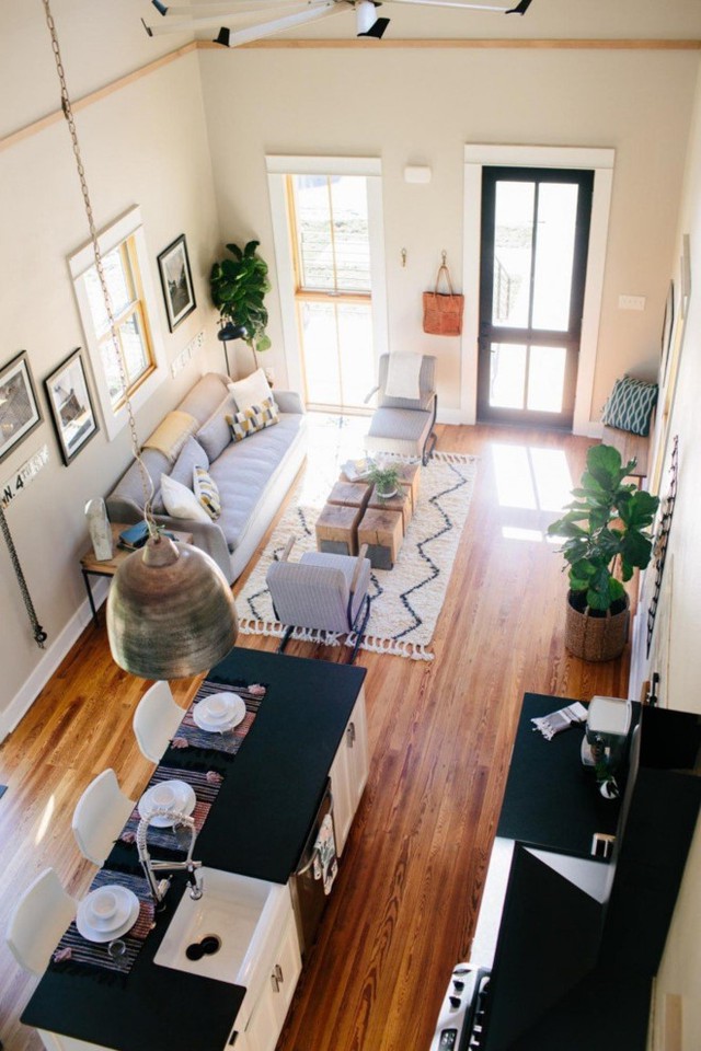 Sau khi tân trang, căn nhà được chủ cho khách du lịch thuê trên ứng dụng Airbnb, đồng thời được rao bán với giá 950.000 USD.