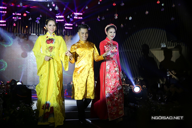 Việt Trinh được mời giữ vị trí vedette, cùng chân dài Lệ Quyên (áo dài vàng) và dàn mẫu giới thiệu sưu tập áo dài cưới của nhà thiết kế Nhật Dũng (giữa).
