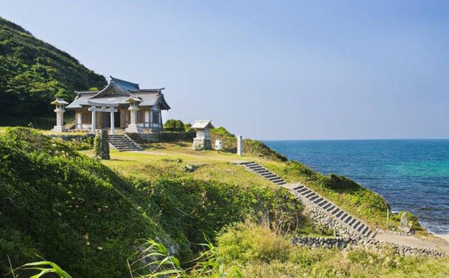 
H&ograve;n đảo c&oacute; một lễ hội truyền thống diễn ra h&agrave;ng năm chỉ diễn ra trong 2 tiếng, mở cửa tiếp một lượng kh&aacute;ch hạn chế.&nbsp;Năm nay số kh&aacute;ch may mắn được đặt ch&acirc;n l&ecirc;n h&ograve;n đảo khoảng 200 người.
