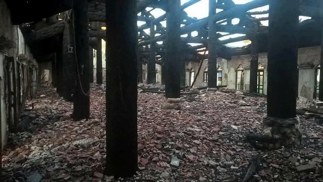 Cột nh&agrave; thờ l&agrave; những th&acirc;n gỗ lim c&oacute; đường k&iacute;nh từ 70 cm đến 80 cm nay ch&aacute;y th&agrave;nh than. Ảnh: Anh Thế.