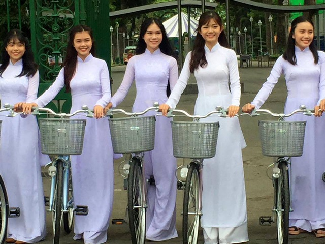 Cô Á khôi (giữa) của trường chuyên Lê Hồng Phong đình đám ủng hộ việc nữ sinh mặc áo dài tới trường