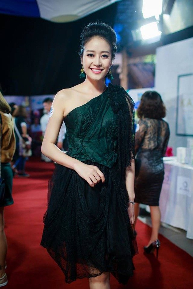 
Ngoài vai trò MC, Phí Thùy Linh thỉnh thoảng được mời làm mẫu cho nhiều thương hiệu và sự kiện vì vóc dáng chuẩn không kém người mẫu. Cuối tháng 11/2016, Thùy Linh từng gây bão khi được mời giữ vị trí vedette trong một show trình diễn tóc.
