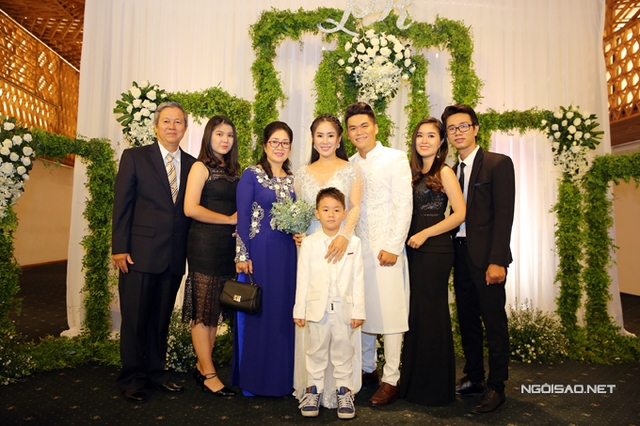 Bé Cà Pháo, con trai riêng của Lê Phương mặc vest trắng bảnh bao, cùng ông bà ngoại và người thân dự tiệc cưới của mẹ.