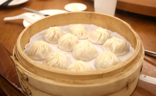 
Món tiểu long bao là niềm tự hào  ở Din Tai Fung. Món ăn có lớp vỏ siêu mỏng và đặc biệt nhất là nước súp bên trong, chỉ cần cắn một miếng là súp chảy ra ngon ngọt. Bánh trước khi mang ra cho thực khách mới hấp nên luôn tươi, nóng hổi, nước thịt đậm đà. 
