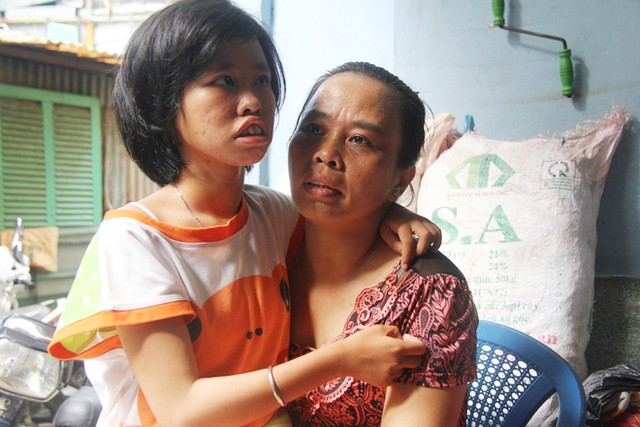 Em Ti&ecirc;n Đ&agrave;o d&ugrave; đ&atilde; 18 tuổi nhưng kh&ocirc;ng đi lại, n&oacute;i năng g&igrave; được.