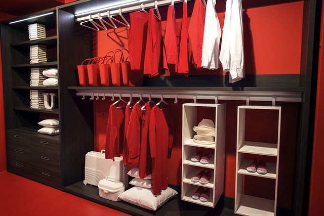 Tủ gỗ đựng quần áo màu đỏ và đen đem đến hiệu ứng màu sắc mở rộng không gian phòng ngủ.