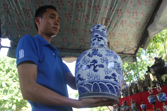 
Chiếc bình cổ của Trung Quốc cuối thời nhà Minh đầu thời nhà Thanh.
