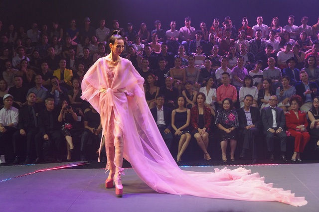 Bốn quán quân Vietnams Next Top Model các năm 2012, 2014, 2015 và 2016 - Mai Giang, Nguyễn Oanh, Hương Ly và Ngọc Châu đã trở lại cùng dàn chân dài diễn catwalk.