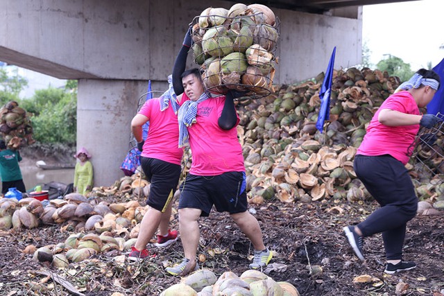 Tuần này, các thí sinh Bước nhảy ngàn cân phải vừa vác dừa vừa tập squat để giảm cân