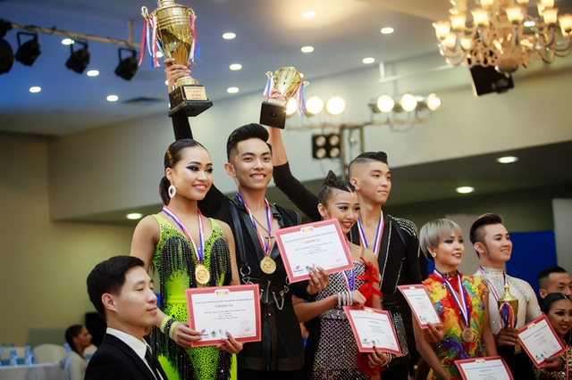 Sau nỗ lực trên sàn đấu, Phan Hiển rất hạnh phúc khi đoạt huy chương vàng cúp Asian Super Star Latin và huy chương đồng World Dancesport Federation Open Latin. Đây là kết quả bất ngờ đối với kiện tướng dance sport. Anh và Nhã Khanh cũng là cặp vận động viên Việt Nam duy nhất giành thứ hạng cao tại giải đấu.