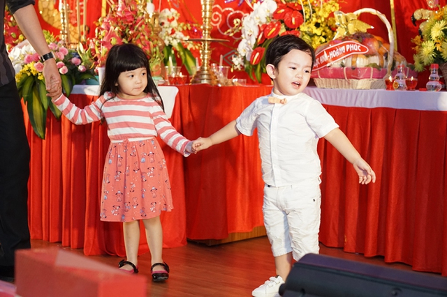 Không ít người thích thú khi Kubi tự tin lên sân khấu nắm tay con gái của ca sĩ Dương Ngọc Thái trong một tiết mục.