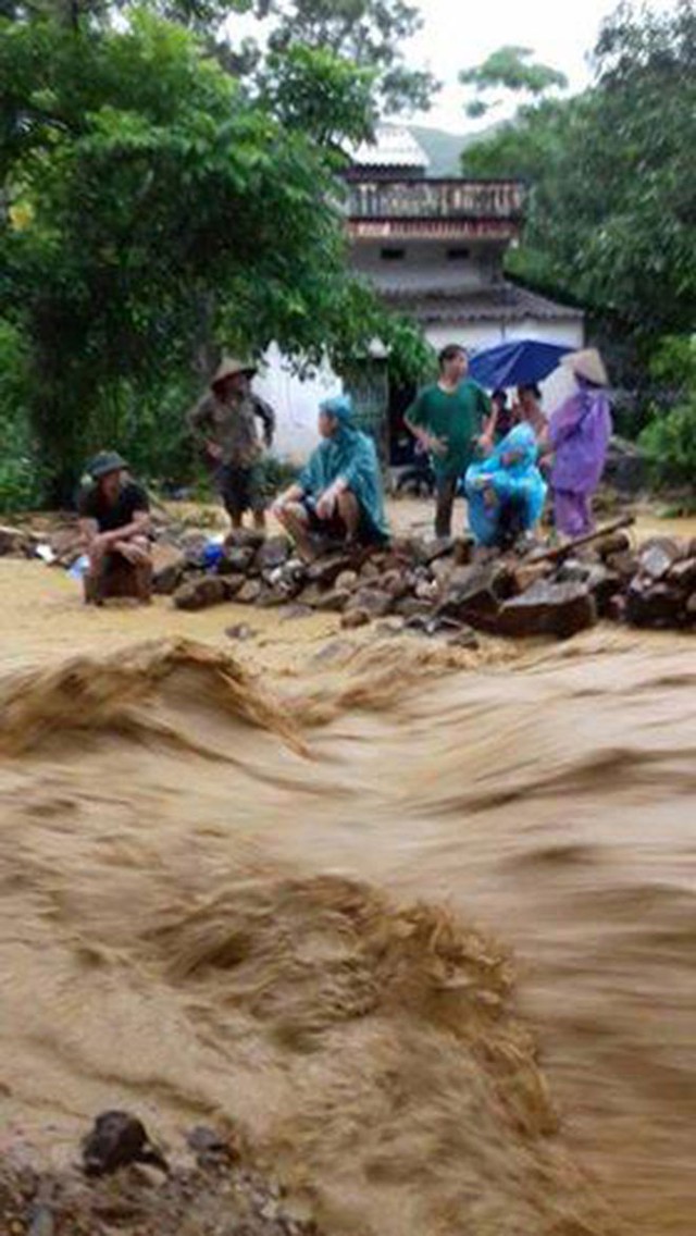 
Nhiều nơi tại Hòa Bình bị nước lũ cô lập, người dân phải sơ tán.
