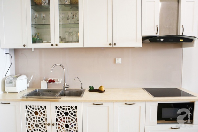 Bếp nấu được bố trí đối diện với bàn ăn, vẫn trừ lại khoảng diện tích khá rộng làm lối đi. Khu vực bếp được bố trí hệ thống tủ gắn tường màu trắng ngà.