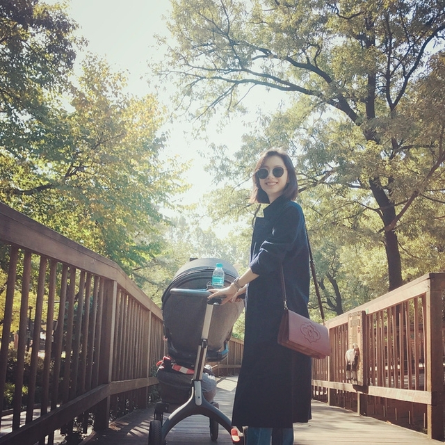 
Vợ chồng Bae Yong Joon đưa con trai đầu lòng đi chơi công viên.
