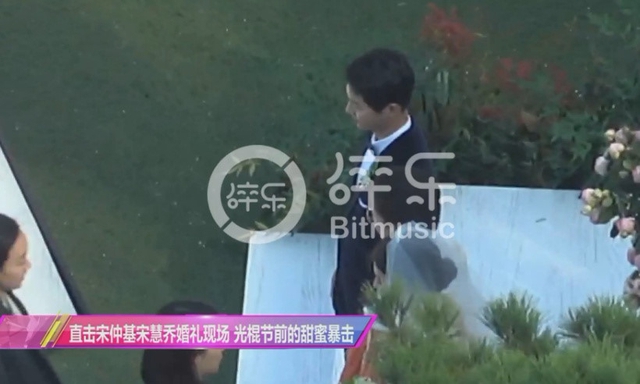 Cô dâu và chú rể chuẩn bị trước khi nghi lễ bắt đầu. Hình ảnh trên do báo chí Trung Quốc ghi lại.