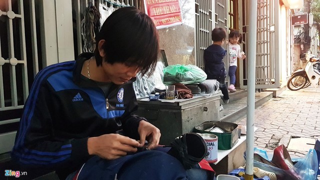 Anh Tuấn, đánh giày 10 năm tại phố Đông Quan cho biết chưa nghe thấy UBND phường thông báo sẽ đổi tên đường ở tuyến phố này.